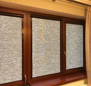 Рулонная штора блэкаут с текстурой ткани