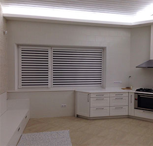 Рулонная штора День-Ночь белого цвета