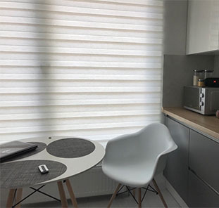 Рулонная штора День-Ночь белого цвета