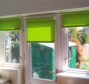 Свободновисящая рольштора зеленого цвета