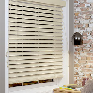 Светлые горизонтальные жалюзи из бамбука