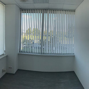 Светлые вертикальные жалюзи