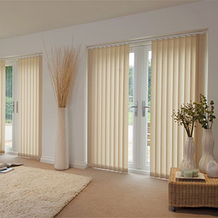 Светлые вертикальные жалюзи для стеклянных дверей