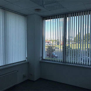 Светлые вертикальные жалюзи для офиса