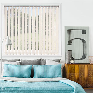 Светлые вертикальные жалюзи для спальни