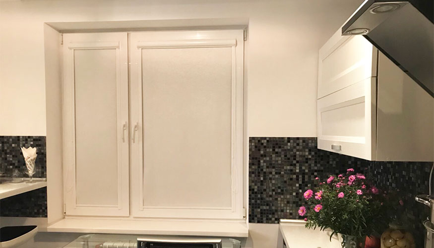 Рольшторы в коробе на кухню белые